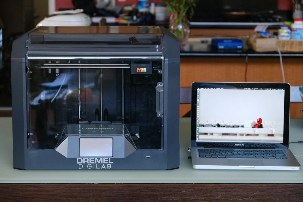 Estampación y Diseño de Vanguardia en Madrid silver macbook pro on white table